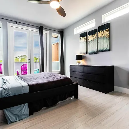 Hotel Brand New Townhouse Next To Downtown